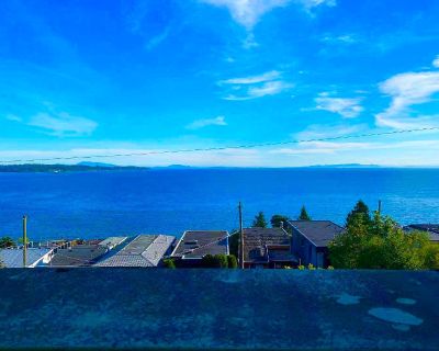 6 Bedroom 4BA 4500 ft Furnished Pet-Friendly Single Family Home For Rent in White Rock, BC