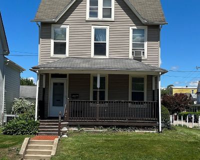 337 Lindenwold Ave. House for rent located in the borough of Ambler. Convenient access to restaurants, shopping, movie theater, and train. Kitchen, living rm, & large dining rm located on the 1st fl. Three bedrooms and a bathroom located on the 2nd floor. Third floor and basement are for storage only. Pets will be considered. No smoking.. Pet policy: Cats, Dogs, Small Dogs. 3 Bedroom. 1 Bathroo...