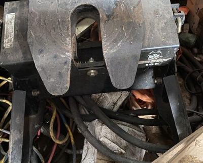 Camper hitch for 5th wheel