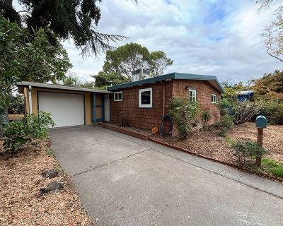 729 M St. Clean 3 bedroom 1 bath unit in East Davis with all new windows, new floors throughout and full interior and exterior paint. Owner providing a new refrigerator, washer and dryer. Quaint kitchen with gas stove and plenty of cupboard space leads to a pantry and picture window dining area. The living room has french doors leading to the backyard, re-landscaped with brand new fencing and n...