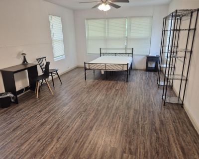 East Side Casual Living (id. 13241) (Has an Apartment) on iROOMit. Room...