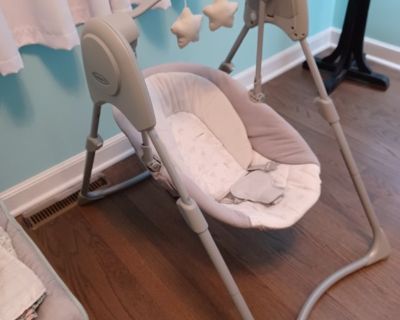 Graco Slim Spaces Compact Baby Swing in like new condition. (Gently used for grandchild.) Height-adjustable legs, five-point harness, washable seat pad w/infant insert. Lightweight (12.5 lbs), foldable design is easy to move from room-to-room. Very sturdy, adjustable speed. Runs on 4D alkaline batteries, accommodates babies up to 25 lbs. Text/message or email if interested and include contact i...