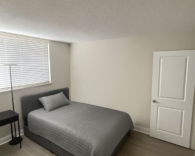 Spacious room for rent with private bathroom and two closets.The living room is fully furnished and the kitchen has everything you need for daily use. The building offers great amenities, including a swimming pool and gym. Located in a prime area, just a short walk from the beach. Quiet and safe neighborhood, close to supermarkets, restaurants, pharmacies, and more.Se renta habitacin amplia con...