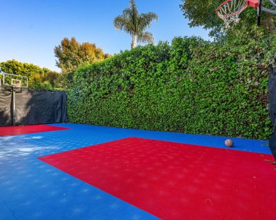3 Bedroom 3BA 2678 ft Apartment For Rent in Sherman Oaks, CA