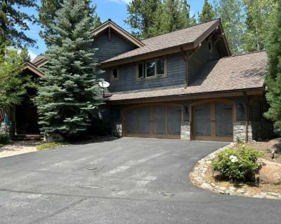 4 Bedroom 4.5BA 4128 ft Furnished Pet-Friendly Apartment For Rent in Incline Village, NV