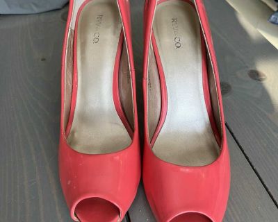 RW & CO size 9. Coral with Gold trim. Excellent shape!