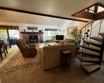 2 Bedroom 2.5BA 1672 ft Furnished Townhouse For Rent in Incline Village, NV