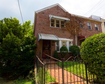 2 Bedroom 1BA 928 ft Pet-Friendly Single-family home For Rent in Washington, DC