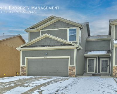 3 Bedroom 2BA 1424 ft Pet-Friendly Townhouse For Rent in Olathe, KS
