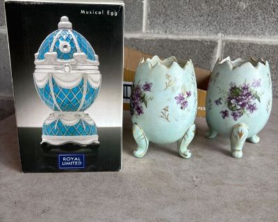 B74 Vintage Porcelain Japan 3 Footed Vase Egg Lavender Flowers w Gold Trim and Musical Egg