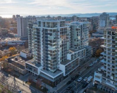 Modern 1 Bed 1 Bath Condo with Parking