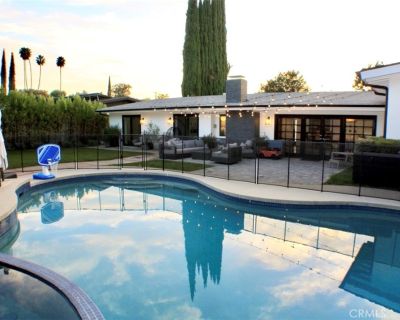 4820 Abbeyville. Stunning Mid Century modern designed by Charles Du Bois! This gorgeous 4 bedroom POOL home is remodeled to the 10 s w/ a contemporary design! Original bright open floorplan w/vaulted ceilings and center island gourmet kitchen featuring white shaker cabinets, quartz countertops, top of the line appliances and 6 burner cooktop with high CFM designer hood. This chefs dream kitchen...