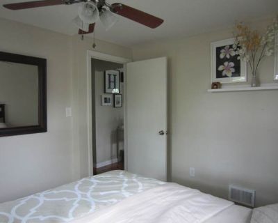 Private room with shared bathroom in a House with 2 roomies