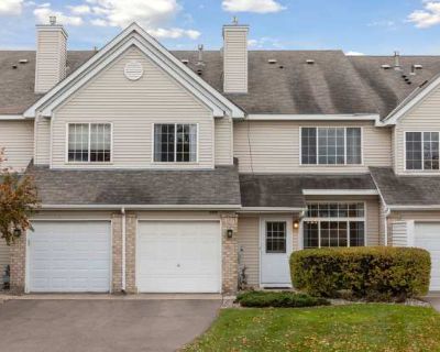 Great 2 bedroom, 1.5 bathroom Townhome in Woodbury. image_url. Dishwasher Dogs allowed Garage Walk in closets Fireplace Microwave Unit Amenities dishwasher fireplace microwave range refrigerator walk in closets Property Amenities dogs allowed pet friendly parking garage. limit. 2 Bedroom. 2 Bathroom. 1225 ft