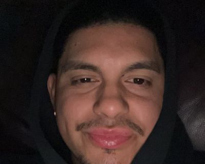 $600 /month. Age: 25 * Any pets?: No * Occupation: Professional * Gender: Male. Non-smoking room preferred. Pets are fine. No preference specified. Age preference: 18 - 99. Looking in: Central Phoenix , East Valley , North Phoenix , Scottsdale , South Phoenix , West Phoenix , West Valley. I am a professional male aged 25. I am available to move as soon as possible and have a budget of $600/mont...