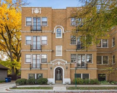 2 Bedroom 1BA 1200 ft Condominium For Sale in OAK PARK, IL