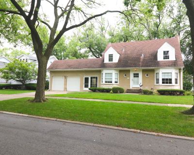 1111 S Washington Avenue. Immediate occupancy into this beautiful two-story house with full basement located in the heart of Park Ridge. LOCATION LOCATION, LOCATION! Property boasts 4 bedrooms and 1,5 bathrooms with potential of bedroom or office room in basement. Open floorplans with plenty of natural light and gorgeous backyard. This house is sure to impress and is waiting for new tenants. Ma...