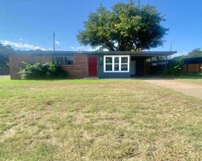 3 Bedroom 1BA 1131 ft Pet-Friendly Apartment For Rent in Lubbock, TX
