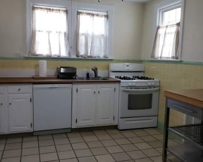 13 Hackett Circle North. Good schools, a diverse population and easy commuting access make Stamford a good place to call home. In unit laundry Patio / balcony Hardwood floors Dishwasher Pet friendly Garage Unit Amenities dishwasher hardwood floors in unit laundry patio / balcony recently renovated Property Amenities cats allowed dogs allowed pet friendly parking garage. Pets allowed. 2 Bedroom....