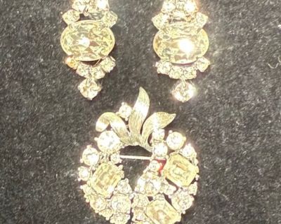 LOT12 Lisner Brooch and set of vintage clip-on earring. Stones are white. Pickup will be at a private residence in Round Rock, TX. Winning Bidders will be given the address. Pickup Shipping is available in the continuous United States. Items not picked up or left without arrangements to ship will still be charged and forfeited 48 hours after last pick up day.