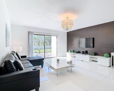 Very sophisticated, fully furnished 2-bedroom townhouse.