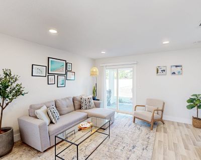 2 Bedroom 2BA Pet-Friendly House Vacation Rental in Bay Acres Bungalow - B, Osprey,...