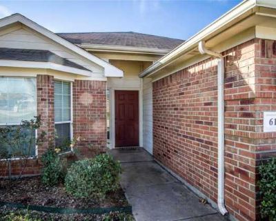 3 Bedroom 2BA 1627 ft Pet-Friendly Apartment For Rent in Aledo, TX