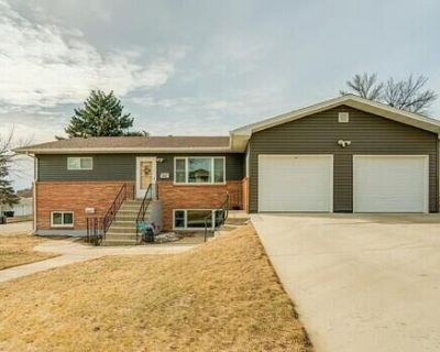 3 Bedroom 1.5 bathrooms Duplex located in North Central Bismarck