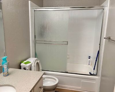 Private room with shared bathroom in an apartment, Foster City, CA 94404