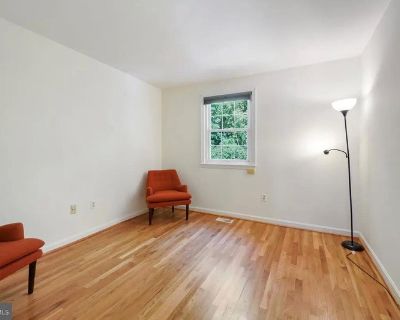 Total rooms: 4. Deposit: $400.00 * Utilities included?: Yes * Fees apply?: No. No preference. Non-smoking. Not for couples. Furnishings: Unfurnished * Parking: Yes * Living room: No * Broadband included: Yes. Availability Available Dec 01 2025 Minimum term None Maximum term None. I m renting a bedroom with an available bathroom in the hallway to be used exclusively by the renter in a townhouse ...