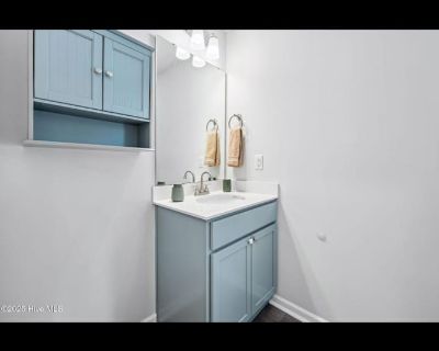 Private room with own bathroom in a House, Winnabow, NC 28479