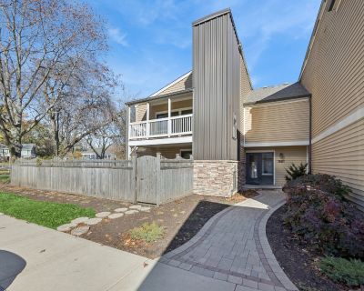 2 Bedroom 2BA 1270 ft Condo For Sale in Wheaton, IL