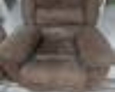 Moving and need to sale Bladen brand microfiber dual recliner sofa (has tear on one seat) and rocker recliner chair.
Cash only and pick up date Thursday March 13. Call 281-806-0564, English speaking only.