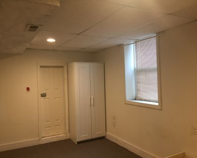 Minimum stay: 1 month. Deposit: 700. Bills included. Age preference: 18 - 70. Available for students. entrada privada basement bano compartido no amueblado parking en via publica cerca de la front St.