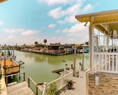 2 Bedroom 2BA Pet-Friendly House Vacation Rental in Long Island Village 214 Bonnet, Port Isabel, TX