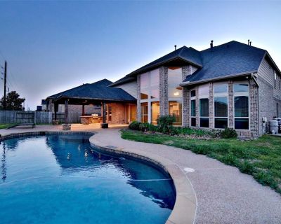 3225 Turtle Creek Boulevard Unit: 1140. Experience the pinnacle of modern urban living in this stunning Renaissance at Turtle Creek contemporary condo. Sleek hardwood floors, stainless steel appliances, and an open-concept layout create a stylish and sophisticated atmosphere from the moment you step inside. Soaring vaulted ceilings and expansive windows fill the home with natural light, highlig...