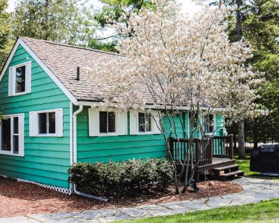 1 Bedroom 1BA House Vacation Rental in Fiddlers Green Cottage Two, Wasaga Beach,...