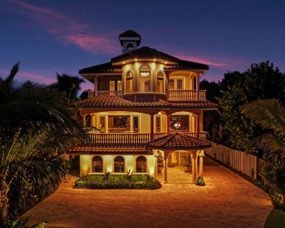 5 Bedroom 6.5BA Pet-Friendly House Vacation Rental in Villa De La Mar at Casey Key, Nokomis, FL