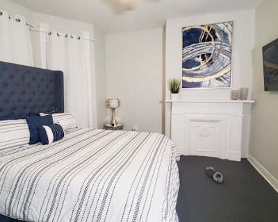 Available on: now. Furnished. Parking available * Internet included * Students welcome * 40+ years welcome. 3 bedroom 1bathroom apartment Fully furnished apartment and room with all utilities included. Street parking only. Fast free wifi. Come as pictured. Desk in the bedroom with chair . Deposit is based on length of stay Short Term 3-6 months $850 deposit Long term 1 year rentals are 1 months...