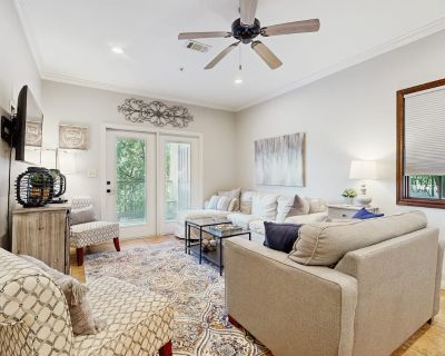 3 Bedroom 2BA Pet-Friendly Condo Vacation Rental in Gruene Envy - Unit 107 (The...