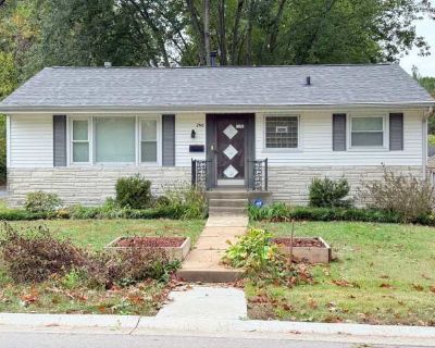 3 Bedroom 1BA 1391 ft Pet-Friendly Apartment For Rent in Florissant, MO