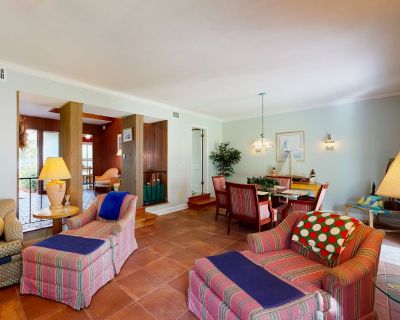 Avg / night: $304. Condo with central AC, washer/dryer, shared outdoor pool, & on-site golf | Located in St. Simons Island, GA | 2.67 Stars | 3 Bed, 2.5 Bath | No Pets. No pets. Max 8 guests. Featuring an on-site golf course and a shared outdoor pool, this two-story condo makes it easy to unwind into vacation mode. Book a morning tee time before you bask in the sun's rays poolside, or hop in th...