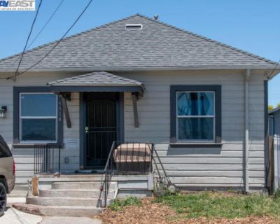 1207 ft Duplex For Sale in Oakland, CA