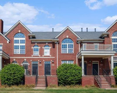 2 Bedroom 2.5BA 1997 ft Apartment For Rent in Troy, MI