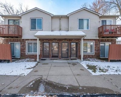 E Mile Rd, Roseville, Condo For Rent