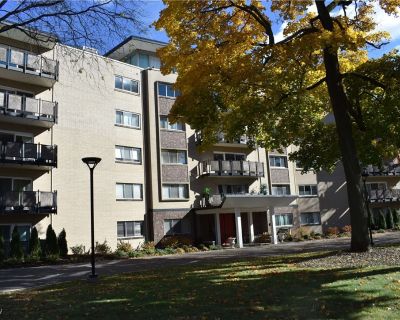 1 Bedroom 1BA 960 ft Condo For Sale in Akron, OH