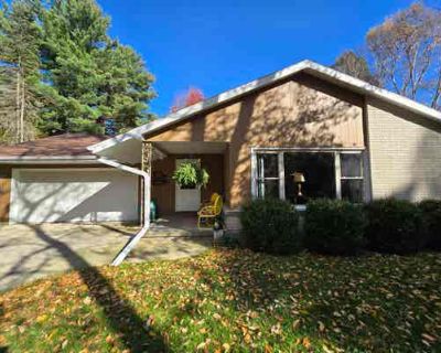 2 Bedroom 2BA 1808 ft Single Family Home For Sale in MANITOWOC, WI