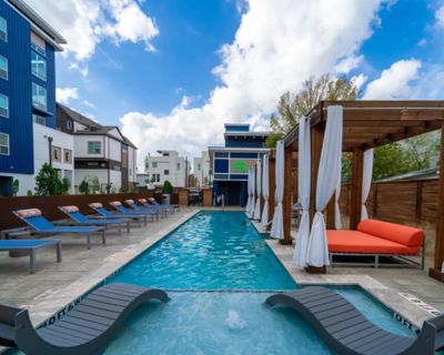 3277 Summer St. Experience bold, modern living in a vibrant apartment community where creativity and comfort come together. These thoughtfully designed homes feature open-concept layouts with sleek finishes, high ceilings, and oversized windows that flood each space with natural light. Contemporary kitchens boast quartz countertops, stainless steel appliances, and stylish cabinetry perfect for ...