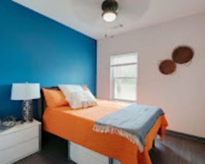 Available on: november 21. Furnished. Pet friendly. Parking available * Internet included * LGBTQ+ friendly * Cat friendly * Dog friendly * Students welcome. Private Room & Private Bathroom $975 (with a guarantor) or 1024 (without a guarantor). Females Only preferred. Don t have to be a student to live her either. Rent $1,024 per month Bills Not included Security deposit None Property type Apar...