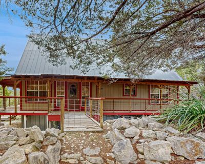 2 Bedroom 2BA Pet-Friendly House Vacation Rental in Driftwood Hideaway, Canyon Lake,...